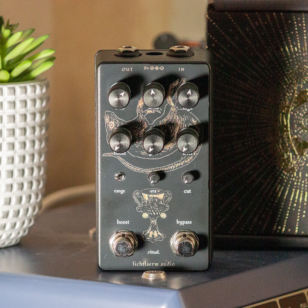 LICHTLAERM AUDIO Ritual. Post-Metal Distortion 1024x1024 context front | Boost Guitar Pedals